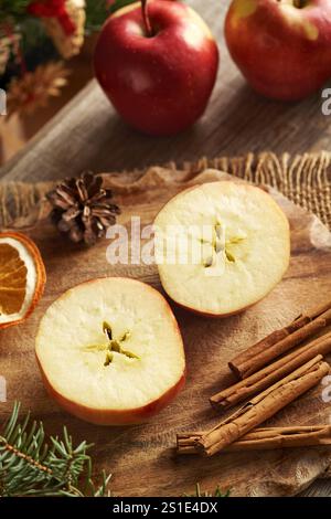 Pomme coupée en deux avec une étoile au milieu, avec cannelle et décoration de Noël Banque D'Images
