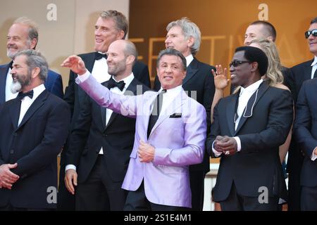 Dolph Lundgren, Harrison Ford, le réalisateur Patrick Hughes, les acteurs Antonio Banderas, Mel Gibson, Jason Statham, Sylvester Stallone, Ronda Rousey et Wesley Snipes assistent à la première d'Expandables 3 lors du 67e Festival International du film de Cannes au Palais des Festivals de Cannes, France, le 18 mai 2014 Banque D'Images