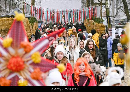 LVIV, UKRAINE - 29 DÉCEMBRE 2024 - les gens visitent le Bazar of Good événement caritatif organisé pendant les vacances de Noël et du nouvel an pour soutenir les animaux errants, Lviv, dans l'ouest de l'Ukraine. Banque D'Images