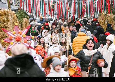 LVIV, UKRAINE - 29 DÉCEMBRE 2024 - les gens visitent le Bazar of Good événement caritatif organisé pendant les vacances de Noël et du nouvel an pour soutenir les animaux errants, Lviv, dans l'ouest de l'Ukraine. Banque D'Images