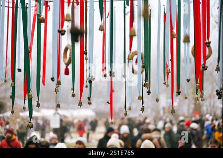 LVIV, UKRAINE - 29 DÉCEMBRE 2024 - des cloches festives pendent des rubans pendant l'événement caritatif Bazaar of Good organisé pour soutenir les animaux errants, Lviv, dans l'ouest de l'Ukraine. Banque D'Images