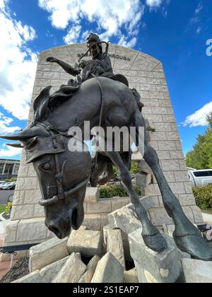 Statue de bronze « Breakin », War Memorial Stadium, Université du Wyoming, États-Unis Banque D'Images