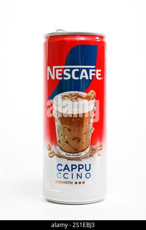 Fermez une boîte de Nescafe Cappuccino isolée sur fond blanc Banque D'Images