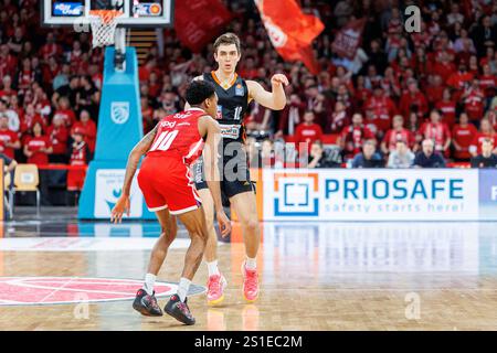 Justinian Jessup (ratiopharm Ulm, n°10), Ronaldo Segu (Bamberg Baskets, n°10), Bamberg Baskets v. ratiopharm Ulm, Basketball, easyCredit BBL, 3. Spieltag, 02.01.2025 Foto : Eibner-Pressefoto/Guener Santemiz Banque D'Images