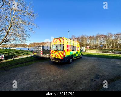 Leeds, Royaume-Uni. 5 janvier 2025. Un corps a été trouvé dans la rivière aire, Leeds, près de Lemonroyd Marina. La vue aérienne représente la rivière aire et le canal avec l'ambulance du Yorkshire, les voitures de police du West Yorkshire et les véhicules d'enquête sur les scènes de crime présents. Du ruban bleu de police bouclait la zone fermant les sentiers publics. Un PCSO en service de garde a été cité à 13:30hrs comme disant "le pont est fermé parce qu'un corps a été trouvé dans la rivière il y a quelques heures". Crédit : ImageryBT / Alamy Live News Banque D'Images
