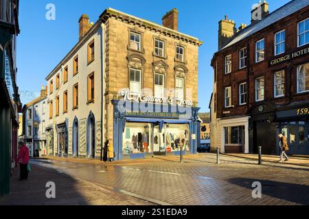 La boutique de draps historiques, N. Arnison & sons, dans l'un des bâtiments géorgiens Grade II* de Devonshire Street, Penrith, Westmorland & Furness, Royaume-Uni Banque D'Images
