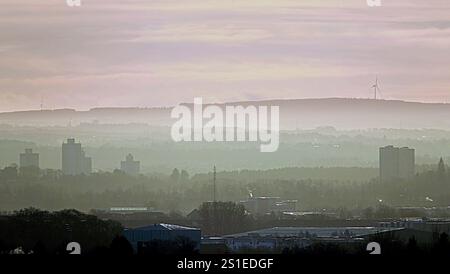 Glasgow, Écosse, Royaume-Uni. 3 janvier 2025. Météo britannique : L'aube a vu un meilleur temps après une nuit froide. Les températures glaciales ont entraîné des conditions glacées dans le nord de la ville. Credit Gerard Ferry/Alamy Live Nouveau Banque D'Images