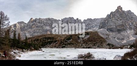 Lago di Sorapis dans les dolomites italiennes est une merveille naturelle également pendant l'hiver Banque D'Images