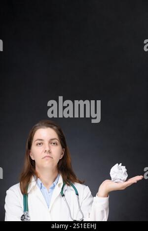 Docteur avec boule de papier froissée Banque D'Images