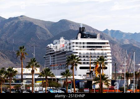 Le bateau de croisière 'MSC Poesia' dans le port de Santa Cruz, Tenerife. Banque D'Images