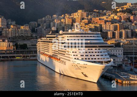 Le bateau de croisière 'MSC Divina' dans le port de Gênes éclairé par le soleil du soir Banque D'Images