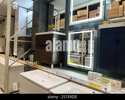 Kiev, Ukraine - 03 janvier 2025 : variété de luminaires de salle de bains, y compris des éviers, vanités et miroirs éclairés sur les étagères en bâtiment d'amélioration de la maison Banque D'Images