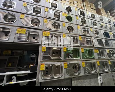 Kiev, Ukraine - 03 janvier 2025 : une variété d'éviers de cuisine en acier inoxydable exposés de manière organisée pour la vente dans un magasin. Banque D'Images
