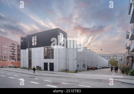 Copenhague, Danemark - Upcycle studios Housing par Lendager Group, au crépuscule Banque D'Images