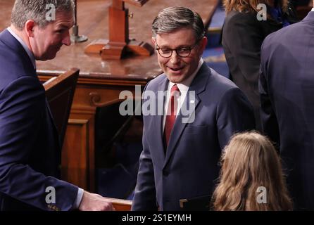 Washington, États-Unis. 03 janvier 2025. Président de la Chambre Mike Johnson, R-LA, arrive alors que la 119e session de la Chambre des représentants des États-Unis se réunit pour élire un nouveau Président de la Chambre au Capitole des États-Unis à Washington DC le vendredi 3 janvier 2025. Photo de Jemal Countess/UPI crédit : UPI/Alamy Live News Banque D'Images