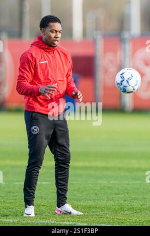 Almere, pays-Bas. 03 janvier 2025. ALMERE, PAYS-BAS - 3 JANVIER : Jean-Paul Boetius de l'Almere City FC reprend son entraînement après son traitement contre le cancer lors de la séance d'entraînement de l'Almere City FC au Fanny Blankers Koen Sportpark le 3 janvier 2025 à Almere, pays-Bas. (Photo par Andre Weening/Orange Pictures) crédit : Orange pics BV/Alamy Live News Banque D'Images