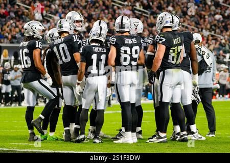Les Raiders de Las Vegas se blottissent en attaque lors de la première mi-temps contre les Falcons d'Atlanta au stade Allegiant Banque D'Images