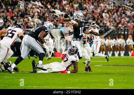 Desmond Ridder #10 des Las Vegas Raiders passent avant d'être attaqué lors de la deuxième mi-temps contre les Atlanta Falcons à l'Allegiant Stadium Banque D'Images
