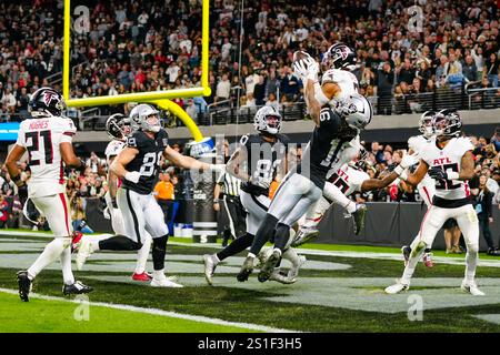 Jessie Bates III #3 des Falcons d'Atlanta intercepte une passe contre Jakobi Meyers #16 des Raiders de Las Vegas dans la zone finale pour mettre fin au match Banque D'Images