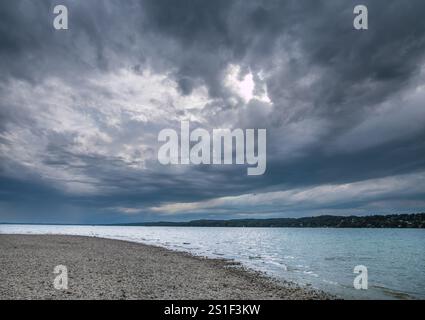 Nuages sombres au-dessus du lac Starnberg, Bavière, Allemagne Banque D'Images