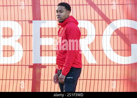 Almere, pays-Bas. 03 janvier 2025. ALMERE, PAYS-BAS - 3 JANVIER : Jean-Paul Boetius de l'Almere City FC reprend son entraînement après son traitement contre le cancer lors de la séance d'entraînement de l'Almere City FC au Fanny Blankers Koen Sportpark le 3 janvier 2025 à Almere, pays-Bas. (Photo par Andre Weening/Orange Pictures) crédit : Orange pics BV/Alamy Live News Banque D'Images