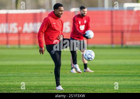 Almere, pays-Bas. 03 janvier 2025. ALMERE, PAYS-BAS - 3 JANVIER : Jean-Paul Boetius de l'Almere City FC reprend son entraînement après son traitement contre le cancer lors de la séance d'entraînement de l'Almere City FC au Fanny Blankers Koen Sportpark le 3 janvier 2025 à Almere, pays-Bas. (Photo par Andre Weening/Orange Pictures) crédit : Orange pics BV/Alamy Live News Banque D'Images