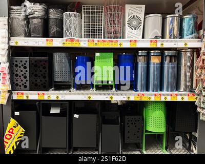 Kiev, Ukraine - 03 janvier 2025 : une collection de poubelles de différents designs et couleurs organisées sur les étagères d'un magasin de détail, mettant en vedette les plongeurs Banque D'Images