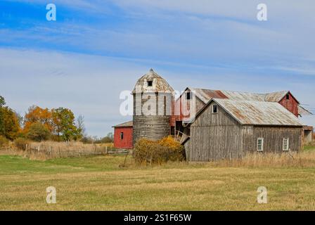 Vieilles fermes vieilles avec silo de foin dans la région des mille îles du nord de l'État de New York en automne Banque D'Images
