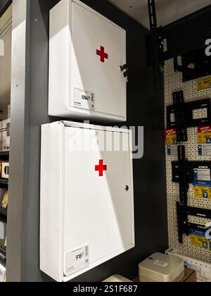 Kiev, Ukraine - 03 janvier 2025 : deux armoires de premiers secours blanches, arborant des symboles de croix rouge, placées sur une étagère de magasin. Banque D'Images