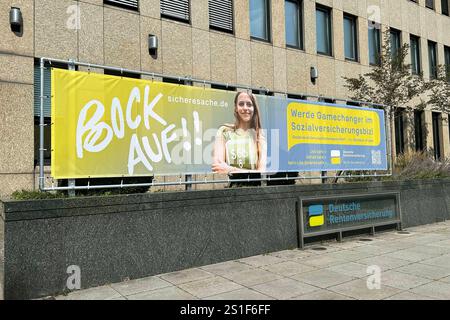 03.09.2024, Berlin, GER - Suche nach Auszubildenden mittels Plakataufruf vor einem Gebaeude der Deutschen Rentenversicherung. Alltag, Aufruf, Ausbildung, Ausbildungsbetrieb, Ausbildungsplaetze, Ausbildungsplatz, aussen, Aussenaufnahme, Auszubildende, Auszubildende gesucht, Auszubildendensuche, Banner, Behoerde, Berlin, Bock auf, Bock haben, Deutsche Rentenversicherung, Deutsche Rentenversicherung Berlin-Brandenburg, Deutschland, Europa, europaeisch, Gesellschaft, Jahreszeit, Job, Jugendsprache, Lehrling gesucht, Lehrlingssuche, Mitarbeiterwerbung, Plakat, Plakataufruf, Plakatwerbung, Banque D'Images