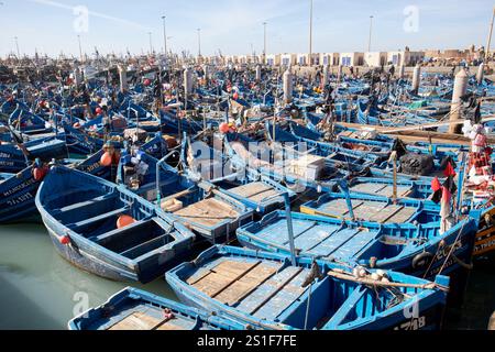 traditionnel petit bateau de pêche côtier bleu en bois port d'essaouira, maroc Banque D'Images