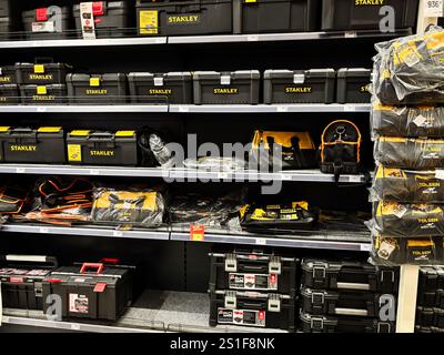 Kiev, Ukraine - 03 janvier 2025 : une allée de quincaillerie bien organisée avec des solutions de stockage d'outils, y compris des étuis, des sacs et des boîtes de marque. Par Banque D'Images