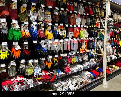Kiev, Ukraine - 03 janvier 2025 : de nombreux gants de protection des mains colorés disposés soigneusement sur les étagères d'un magasin de détail. La sélection comprend divers sty Banque D'Images