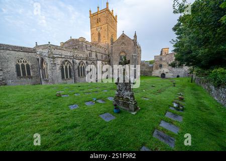 St David's Wales - 3 août 2024 ; de derrière la cathédrale médiévale St David au-delà des tombes et de la pierre tombale avec croix dans le Pembrokeshire, pays de Galles, United Kin Banque D'Images