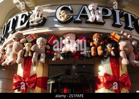 Bucarest, Roumanie – 1er janvier 2025 : entrée de l'Hôtel Capitol décoré pour Noël avec joyeux thème innocent de mignon ours en peluche Welcomin de la famille Banque D'Images