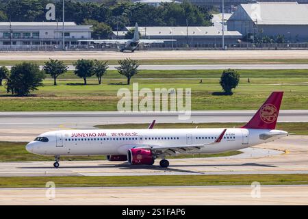 Flughafen Flughafen Bangkok-Don Mueang. REGISTRIERUNG : B-32EH, JUNEYAO AIRLINES, AIRBUS A321NEO. // 28.11.2024, Bangkok, Thaïlande, Asie *** Bangkok d Banque D'Images