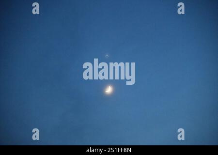 Pleine lune sur un ciel nocturne clair Banque D'Images