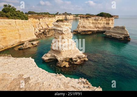 Côte en retrait à Torre Sant’Andrea dans le Salento, Pouilles, Italie Banque D'Images
