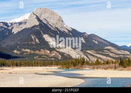 Paysage panoramique des Rocheuses canadiennes enneigées en arrière-plan et de la rivière Athabasca au premier plan en Alberta, Canada Banque D'Images