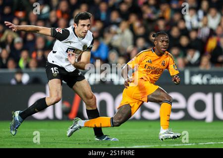 Valencia, Espagne. 03 janvier 2025. Valence, Espagne, 3 janvier 2024 : Vinicius Junior (7 Real Madrid CF) et Cesar Tarrega (15 Valencia CF) lors du match de football la Liga EA Sports entre Valencia CF et Real Madrid CF à l'Estadio Mestalla à Valence, Espagne (Judit Cartiel/SPP) crédit : SPP Sport photo de presse. /Alamy Live News Banque D'Images