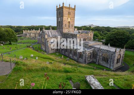 St David's Wales - 3 août 2024 ; lever du soleil depuis les marches menant à la cathédrale médiévale St David et aux ruines du palais des évêques en arrière-plan à Pembrokes Banque D'Images