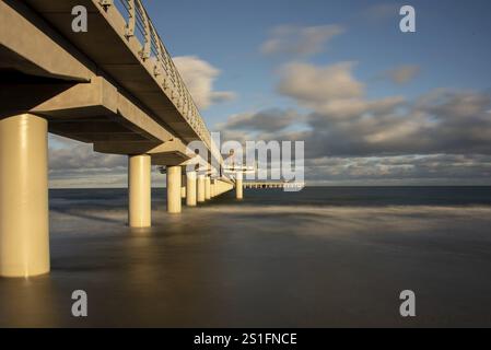 Nouveau quai à Prerow, à 720 mètres le plus long quai de la mer Baltique, Prerow, Mecklembourg-Poméranie occidentale, Allemagne, Europe Banque D'Images