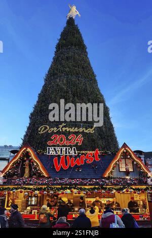 Arbre de Noël au marché de Noël derrière les stands de saucisses, Dortmund, région de la Ruhr, Allemagne, Europe Banque D'Images