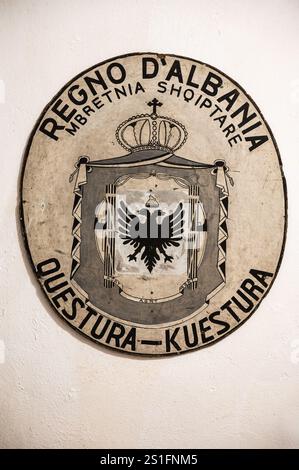 Emblème historique officiel de l'Albanie dans Bunk' Art 1 à Tirana, Albanie, 10 décembre 2024 Banque D'Images