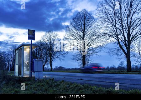 Arrêt de bus Am Treppchen, le soir, illuminé, Meisenburger Strasse, Essen-Schuir, ligne 142, au sud d'Essen, Landstrasse, Essen, North RHI Banque D'Images