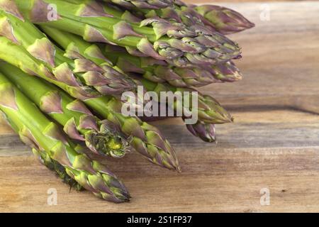 Asperges vertes fraîches sur fond brun Banque D'Images
