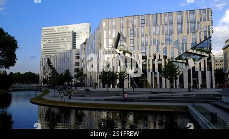 Ambiance nocturne au Koe-Bogen, un immeuble de bureaux et commercial dans le centre de Duesseldorf. Le Dreischeibenhaus en arrière-plan. Paysage Banque D'Images