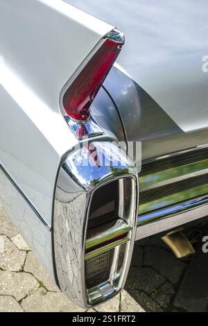 BAD NAUHEIM, Allemagne AOÛT 2017 : détail de l'empennage d'une voiture classique lors d'un événement, 16 e European Elvis Festival à Bad Nauheim, Hesse Banque D'Images