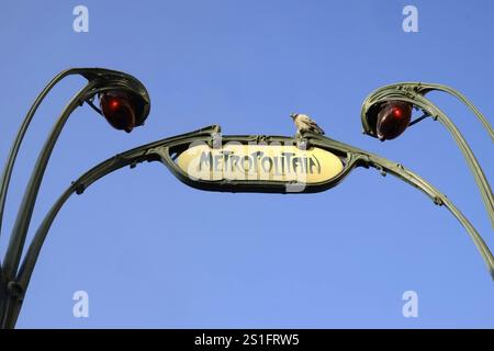 Panneau historique 'Metropolitain', flanqué à gauche et à droite par des lampes à fouet Art Nouveau. Format paysage. Panneau historique ?Metropolitain?, flanqué sur Banque D'Images