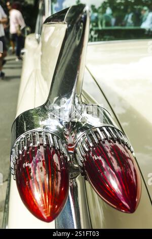 BAD NAUHEIM, Allemagne AOÛT 2017 : détail de l'empennage d'une voiture classique lors d'un événement, 16 e European Elvis Festival à Bad Nauheim, Hesse Banque D'Images